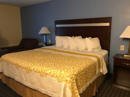 Days Inn by Wyndham New Haven — Guest room