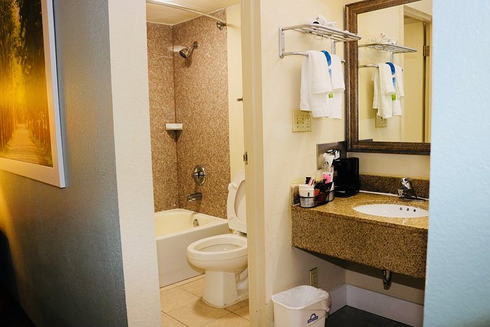 Days Inn By Wyndham New Orleans Pontchartrain — Bathroom