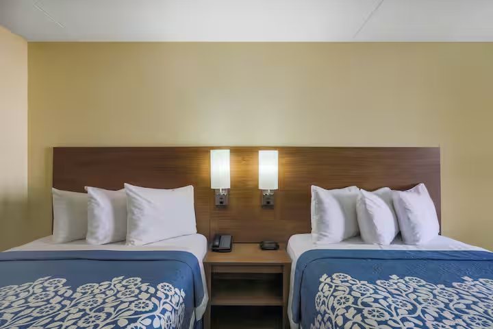 Days Inn by Wyndham Newark Wilmington — Guest room