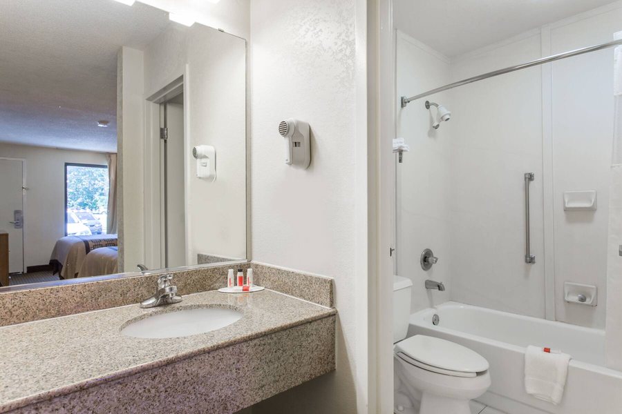 Days Inn by Wyndham Norfolk Military Circle — Bathroom