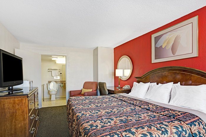 Days Inn by Wyndham Norfolk Military Circle — Guest room