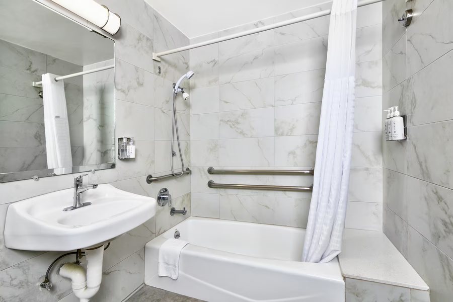 Days Inn by Wyndham Novato San Francisco — Bathroom