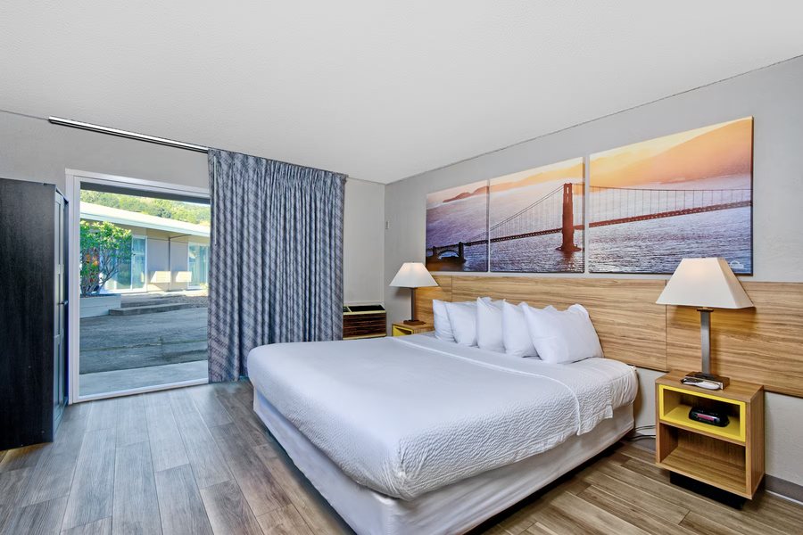 Days Inn by Wyndham Novato San Francisco — Guest room