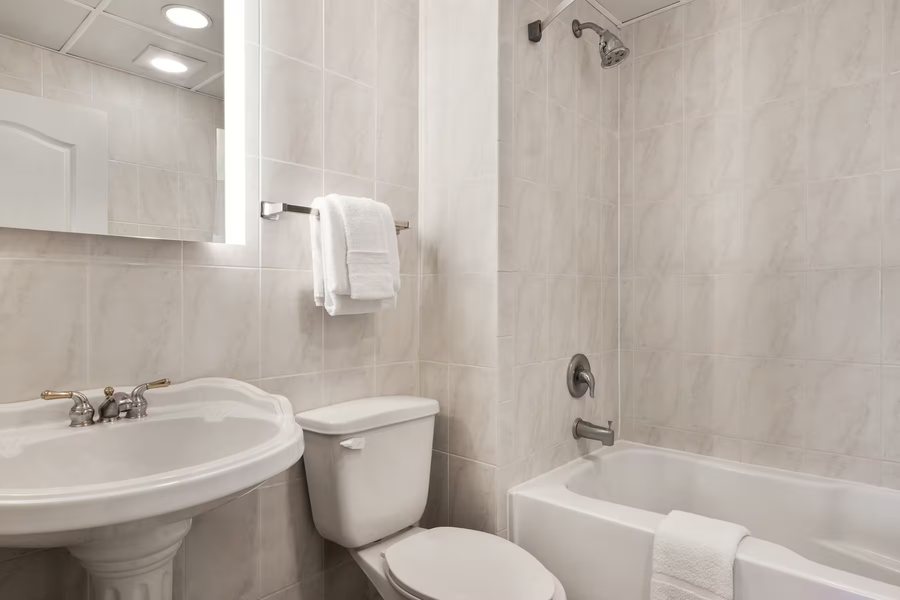 Days Inn by Wyndham Ocean — Bathroom