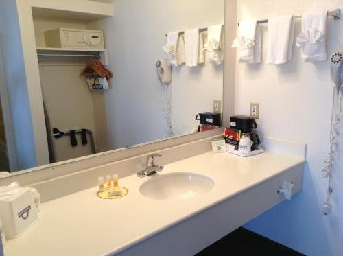 Days Inn by Wyndham Oceanside — Bathroom