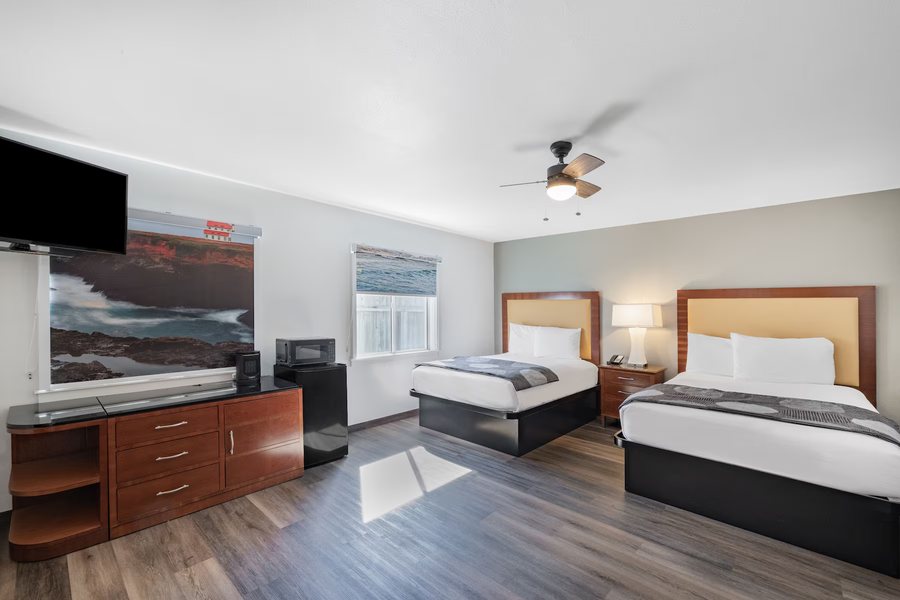 Days Inn by Wyndham Oceanside — Guest room