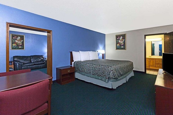 Days Inn by Wyndham Oklahoma City Fairground — Guest room