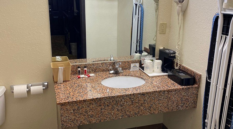 Days Inn by Wyndham Oklahoma City Moore — Bathroom