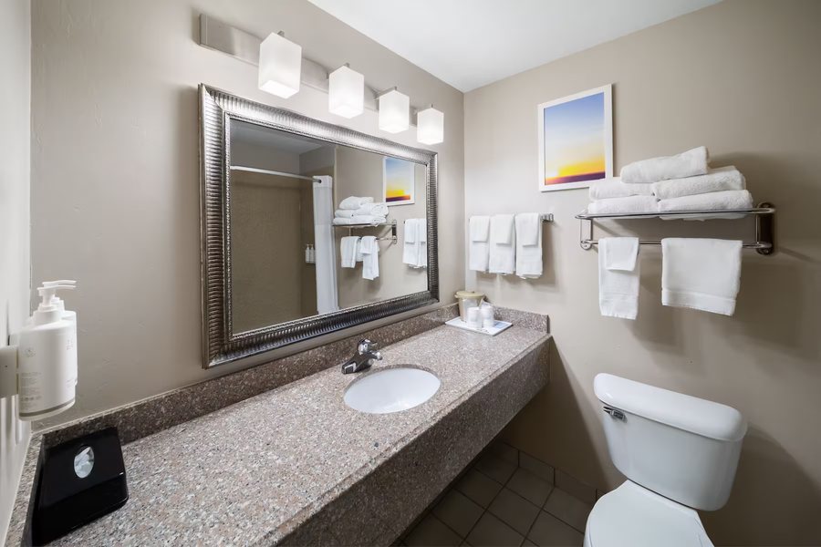 Days Inn by Wyndham Oklahoma City — Bathroom