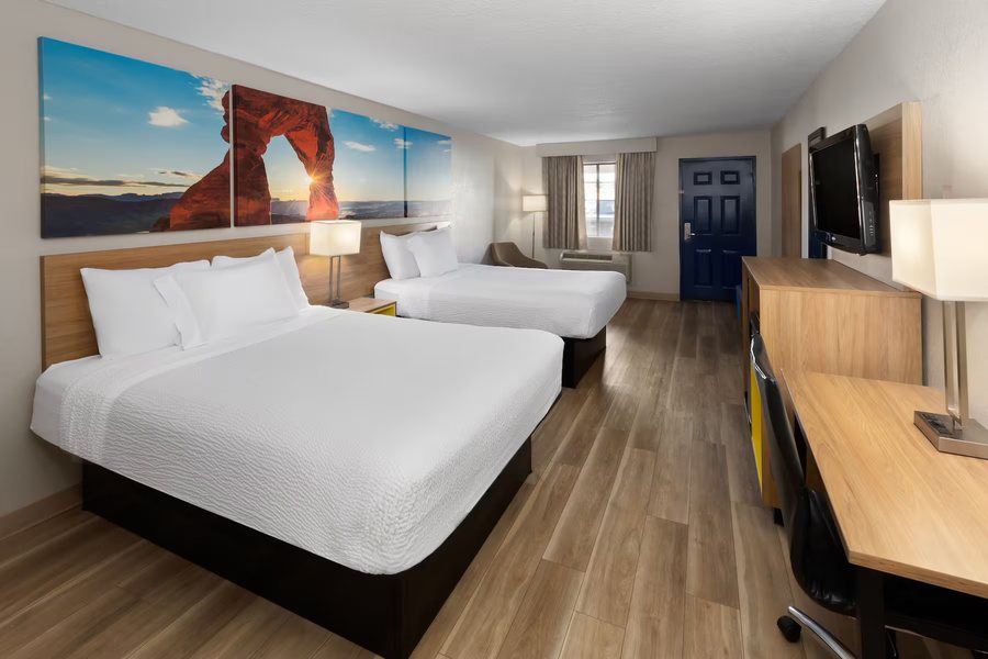 Days Inn by Wyndham Oklahoma City West — Guest room