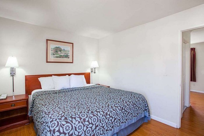 Days Inn by Wyndham Orange Anaheim — Guest room