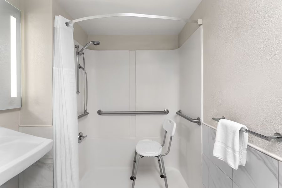 Days Inn By Wyndham Orlando Conv Center International Dr Orlando Florida — Bathroom