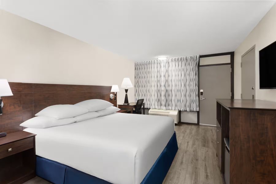 Days Inn By Wyndham Orlando Conv Center International Dr Orlando Florida — Guest room