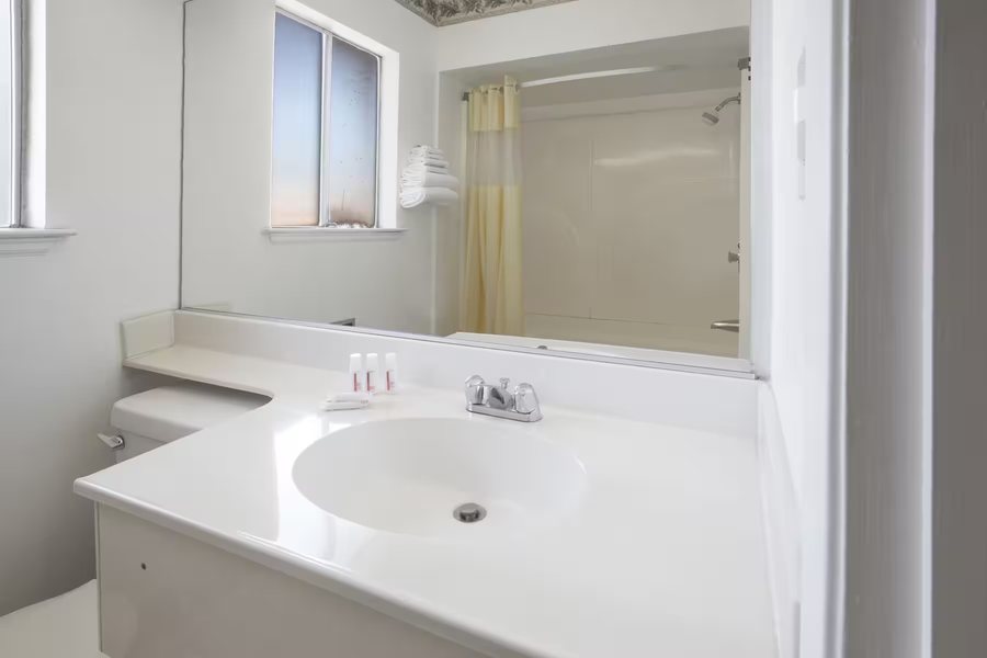 Days Inn by Wyndham Oroville — Bathroom