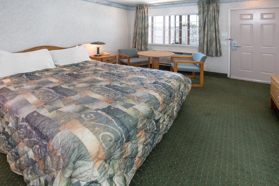 Days Inn by Wyndham Oroville — Guest room