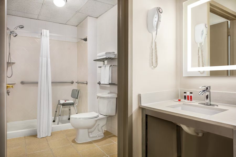 Days Inn by Wyndham Overland Park Metcalf Convention Center — Bathroom