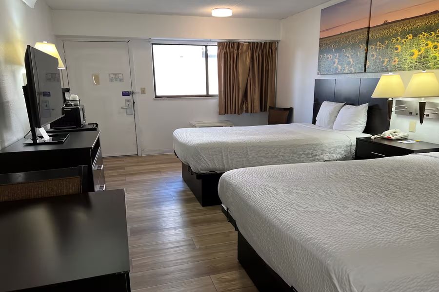 Days Inn by Wyndham Overland Park Metcalf Convention Center — Guest room