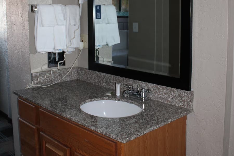 Days Inn By Wyndham Ozark Springfield — Bathroom