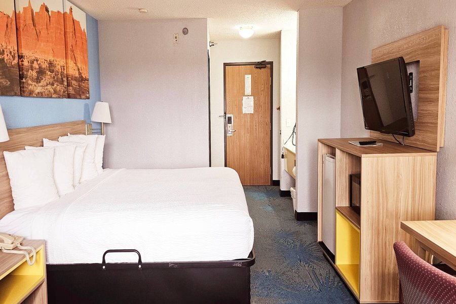Days Inn By Wyndham Ozark Springfield — Guest room