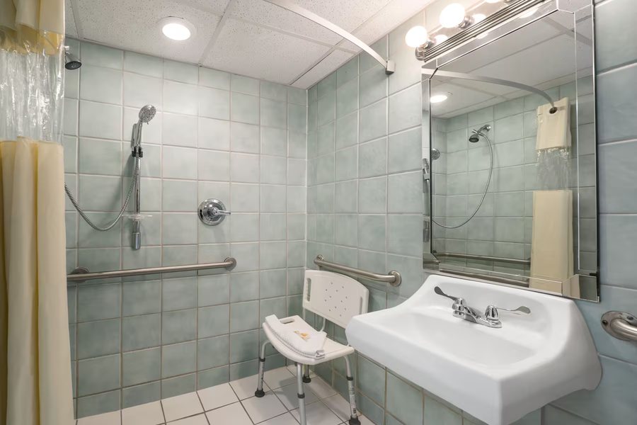 Days Inn by Wyndham Panama City Beach Beachfront Resort — Bathroom