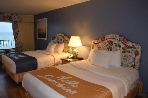 Days Inn by Wyndham Panama City Beach Beachfront Resort — Guest room