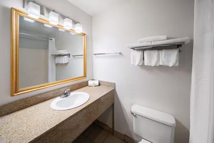 Days Inn by Wyndham Panguitch — Bathroom