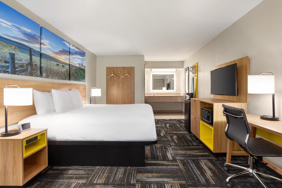 Days Inn by Wyndham Paris — Guest room