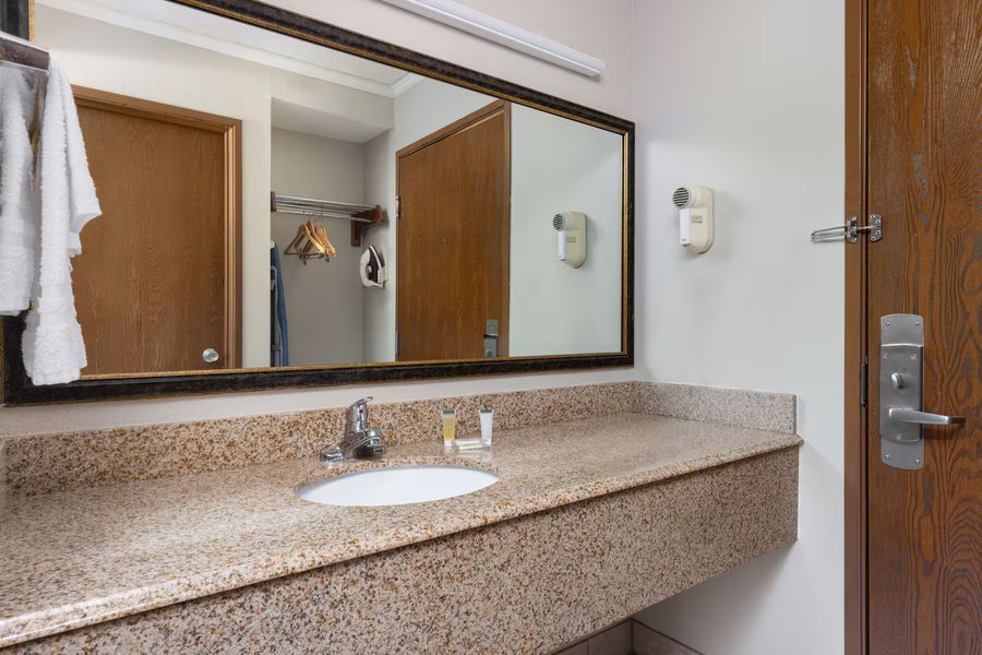 Days Inn by Wyndham Park City Kansas — Bathroom