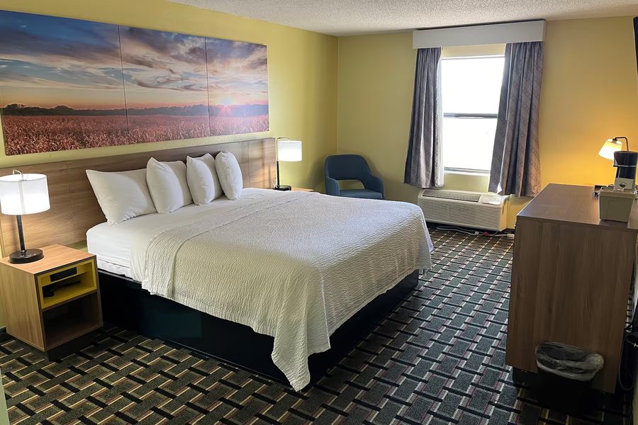 Days Inn by Wyndham Park City Kansas — Guest room