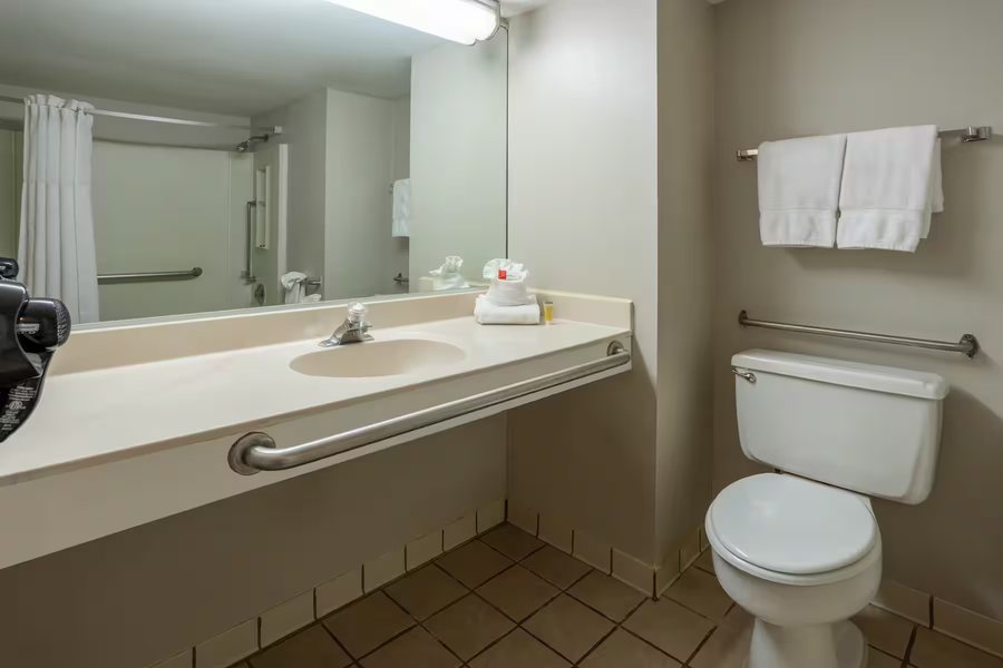 Days Inn by Wyndham Parsippany — Bathroom