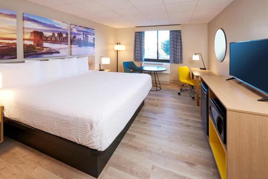 Days Inn by Wyndham Parsippany — Guest room