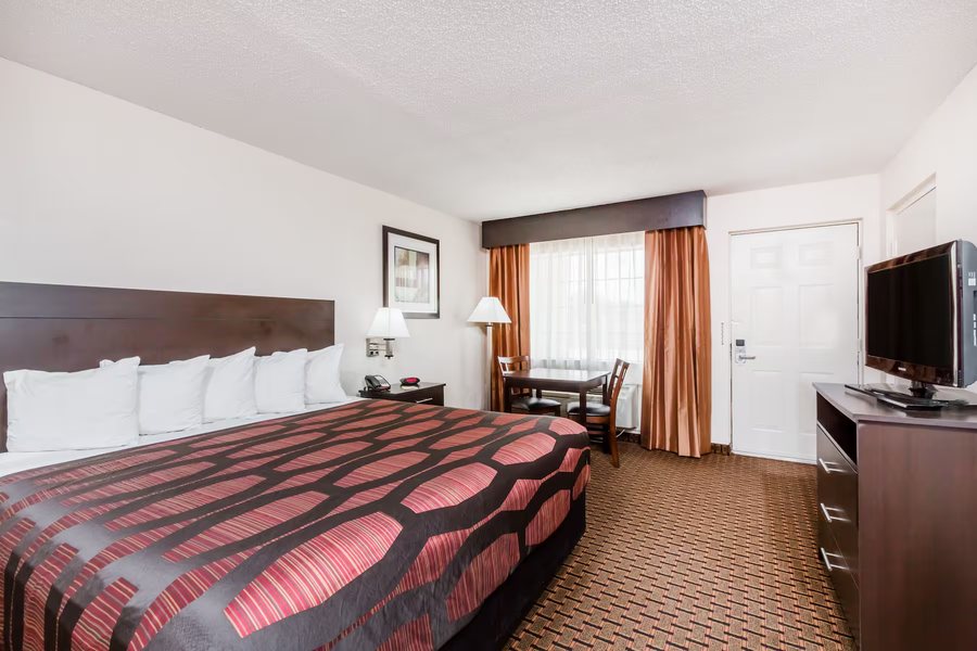 Days Inn by Wyndham Pearl Jackson Airport — Guest room