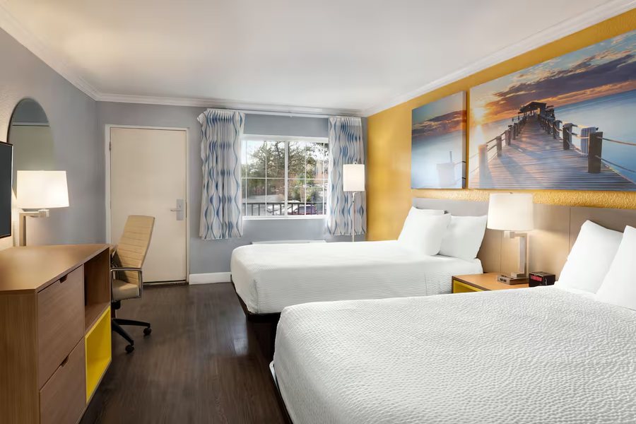 Days Inn by Wyndham Pensacola Historic Downtown — Guest room