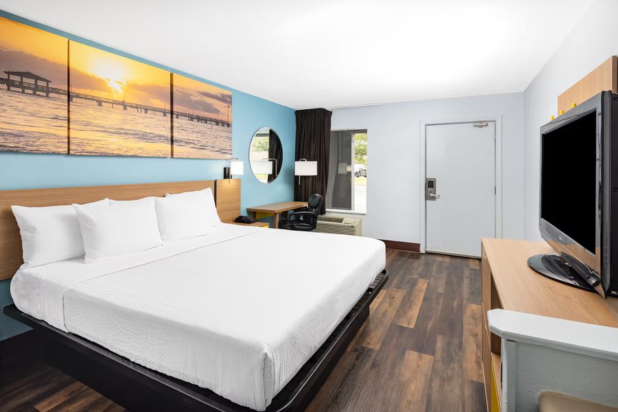 Days Inn by Wyndham Pensacola I 10 — Guest room