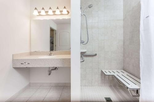 Days Inn by Wyndham Pentwater — Bathroom