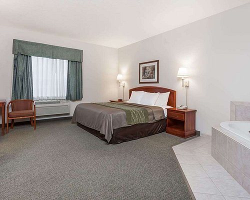 Days Inn by Wyndham Pentwater — Guest room