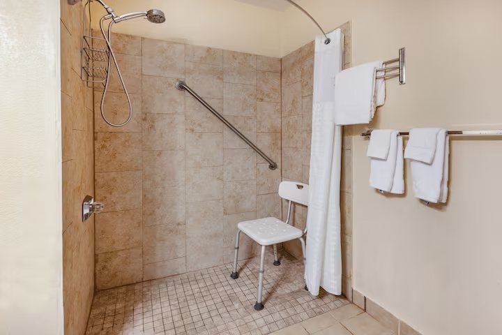 Days Inn by Wyndham Perrysburg Toledo — Bathroom