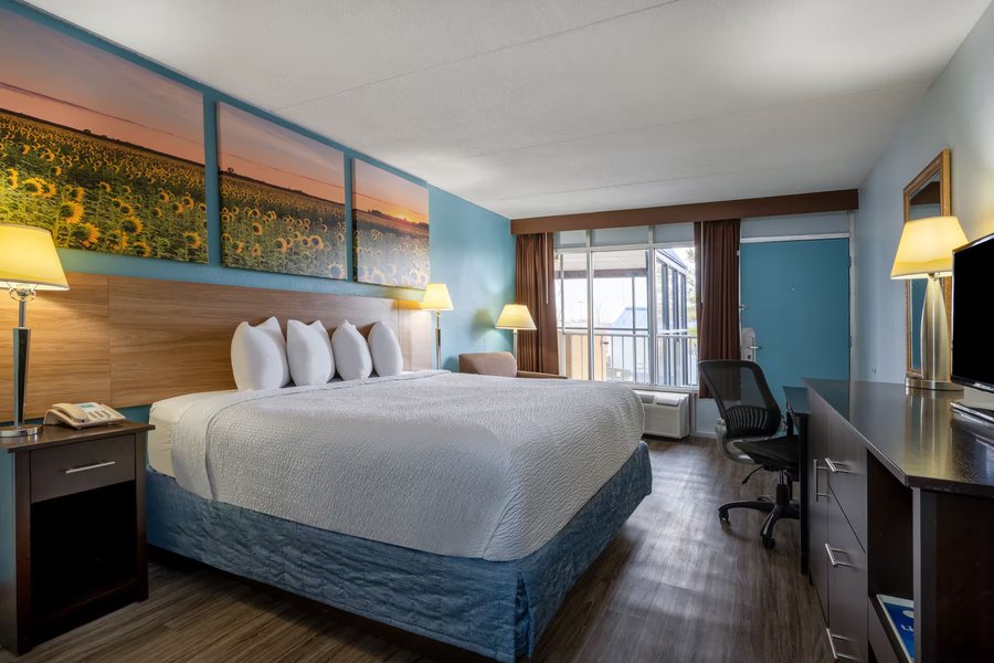 Days Inn by Wyndham Perrysburg Toledo — Guest room
