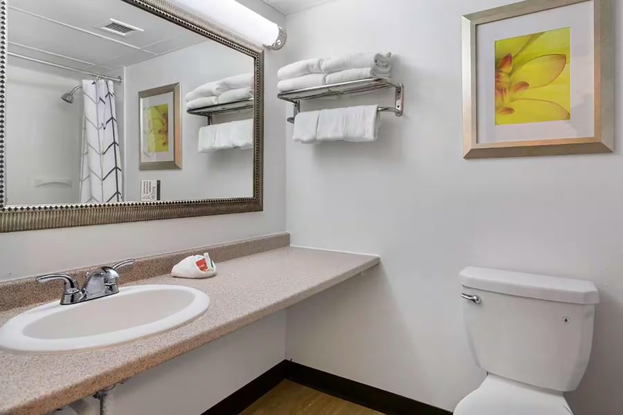Days Inn by Wyndham Petoskey — Bathroom