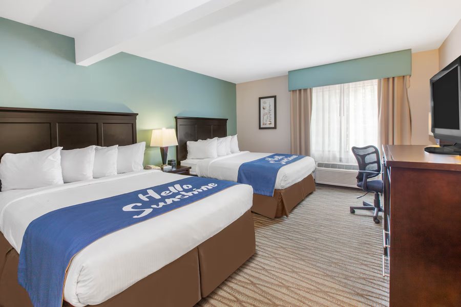 Days Inn by Wyndham Petoskey — Guest room