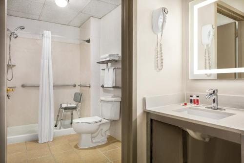Days Inn by Wyndham Philadelphia Convention Center — Bathroom