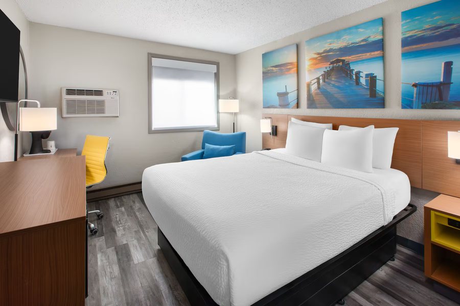 Days Inn by Wyndham Pierre — Guest room