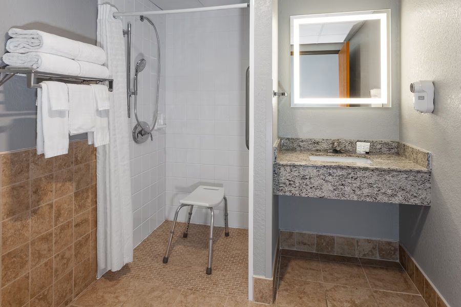 Days Inn by Wyndham Plymouth — Bathroom