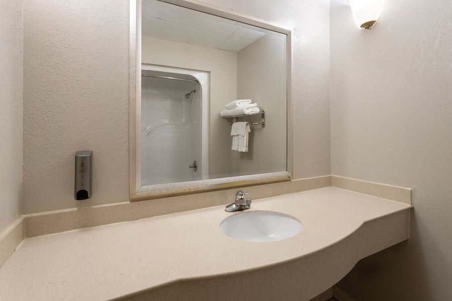 Days Inn by Wyndham Pocatello University Area — Bathroom