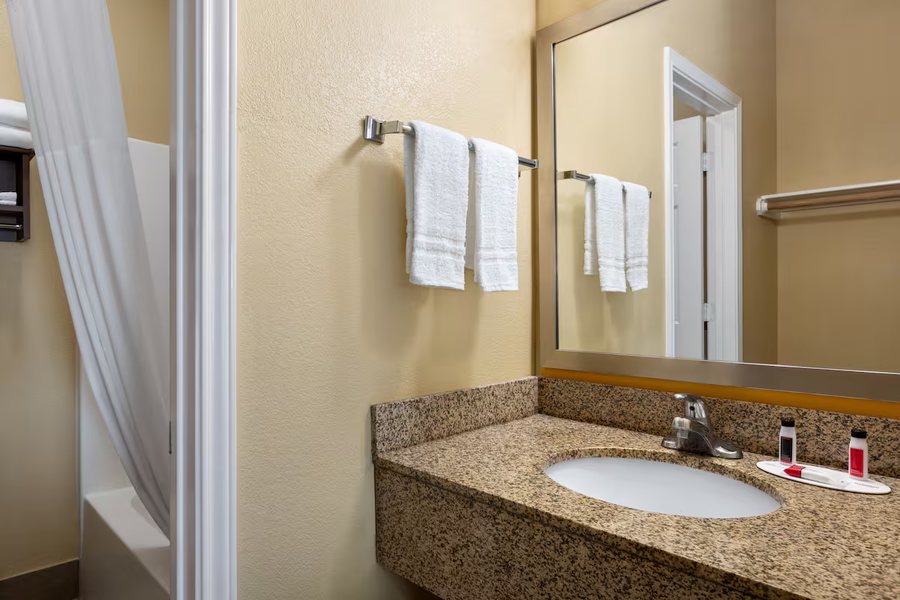 Days Inn by Wyndham Port Aransas TX — Bathroom