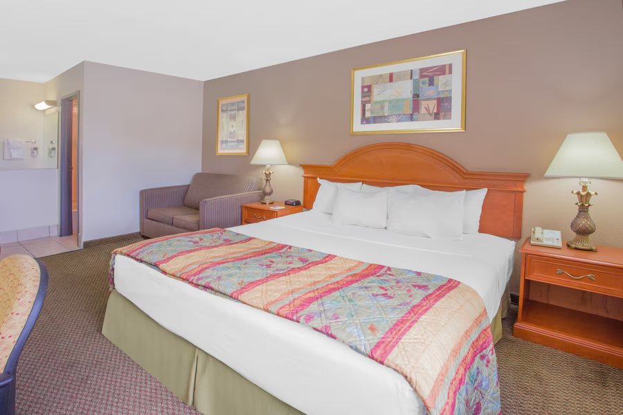 Days Inn By Wyndham Portage cascade Mountain Area — Guest room