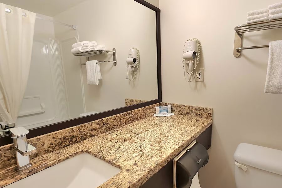 Days Inn by Wyndham Portage — Bathroom