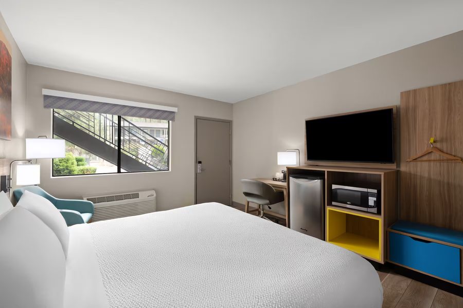 Days Inn by Wyndham Prescott — Guest room