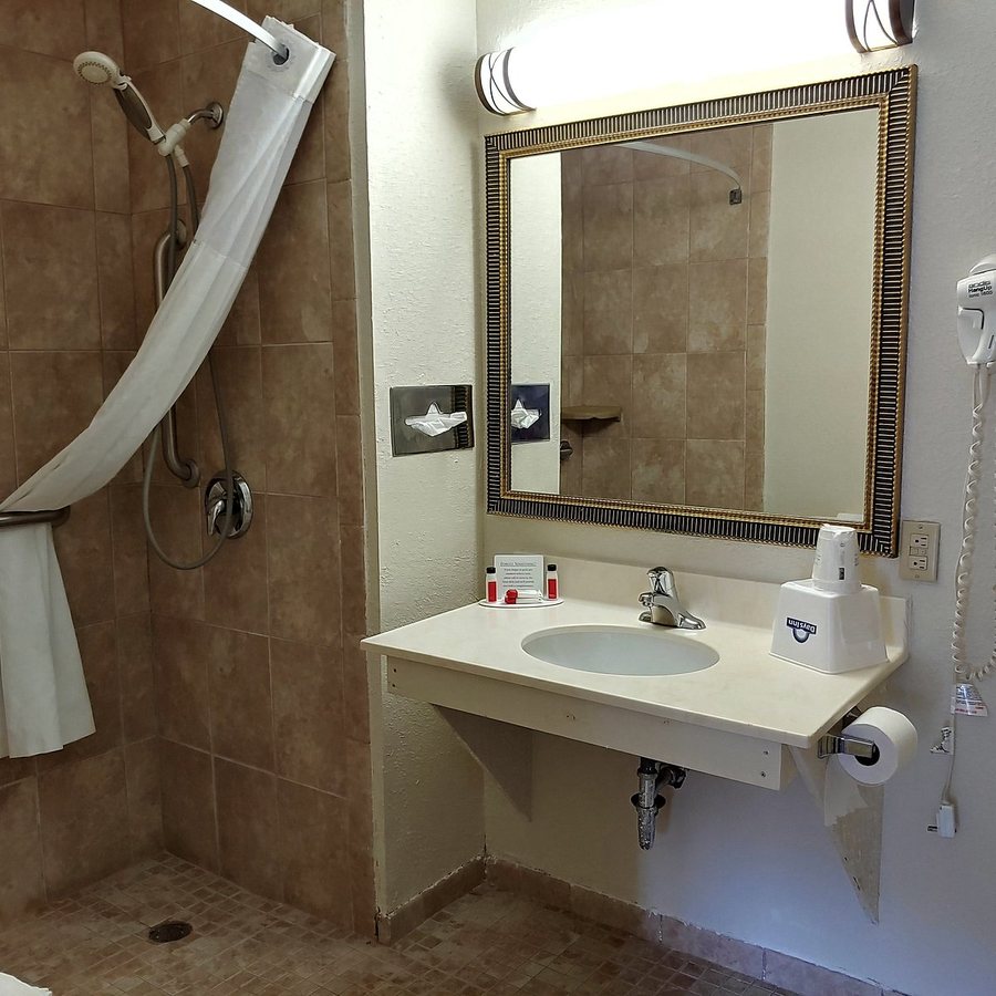 Days Inn by Wyndham Princeton — Bathroom