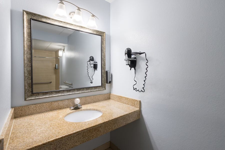 Days Inn by Wyndham Queensbury Lake George — Bathroom